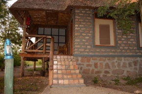 Гостиница Irungu Forest Safari Lodge  Катунгуру